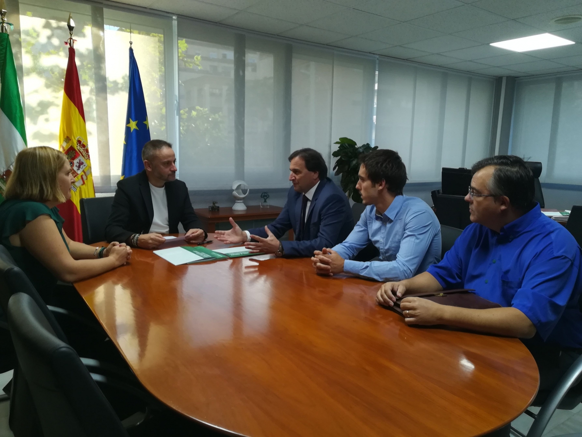 Delegado territorial de Conocimiento y Empleo y jefa del Servicio de Industria junto a representantes de X-Elio