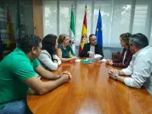 Delegado territorial de conocimiento y empleo y jefa del servicio de industria junto a representantes de x elio.jpg