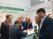 Gente en el stand de Andalucía en la Semana Europa del Hidrógeno