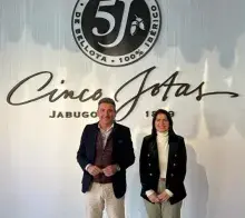 La delegada de Economía, Hacienda y Fondos Europeos y de Industria, Energía y Minas y el delegado de Agricultura, Pesca, Agua y Desarrollo Rural de la Junta de Andalucía en Huelva durante su visita a Sánchez Romero Carvajal