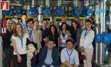 Visita parlamento. grupo con la instalacion.jpg