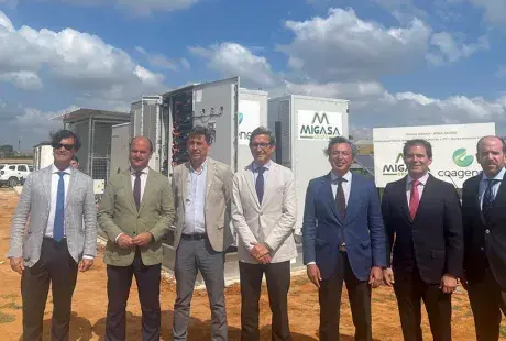 El consejero de Industria, Energía y Minas, Jorge Paradela, en una foto de familia en el acto de inauguración de la planta de autoconsumo industrial de Coagener y Grupo Migasa en Pilas. El consejero de Industria, Energía y Minas, Jorge Paradela, en una foto de familia en el acto de inauguración de la planta de autoconsumo industrial de Coagener y Grupo Migasa en Pilas.