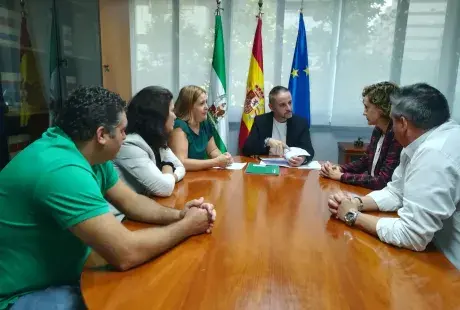 Delegado territorial de conocimiento y empleo y jefa del servicio de industria junto a representantes de x elio.jpg