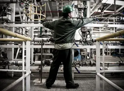 Imagen de un operario en una industria