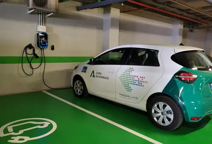 Vehículo eléctrico cargando Vehículo eléctrico cargando