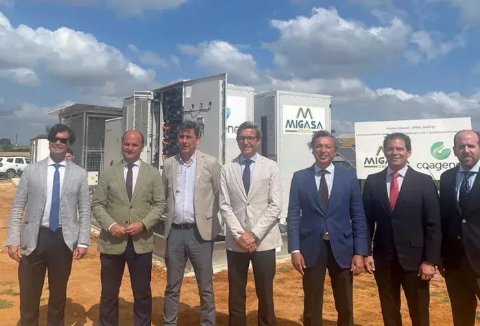 El consejero de Industria, Energía y Minas, Jorge Paradela, en una foto de familia en el acto de inauguración de la planta de autoconsumo industrial de Coagener y Grupo Migasa en Pilas. El consejero de Industria, Energía y Minas, Jorge Paradela, en una foto de familia en el acto de inauguración de la planta de autoconsumo industrial de Coagener y Grupo Migasa en Pilas.