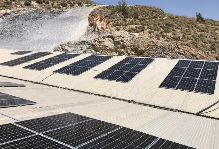 Instalación fotovoltaica de la empresa proveedora de mármol y piedra natural Natural Stone Tino en Macael (Almería). Instalación fotovoltaica de la empresa proveedora de mármol y piedra natural Natural Stone Tino en Macael (Almería).