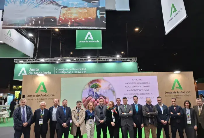 Foto de familia firma convenio comunidades energéticas