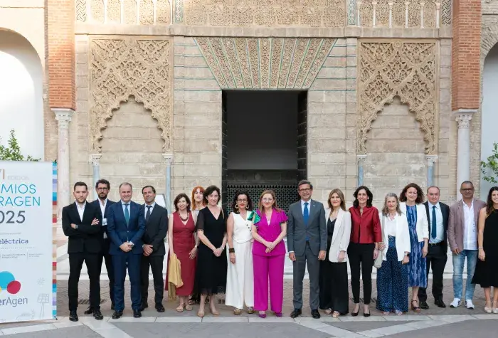 Foto de familia entrega premios EnerAgen en el Real Alcázar de Sevilla