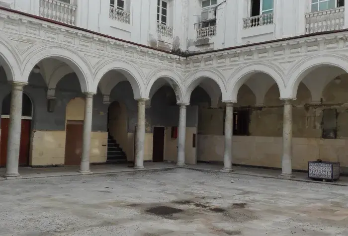 Antiguo instituto rosario en cadiz patio interior.jpg