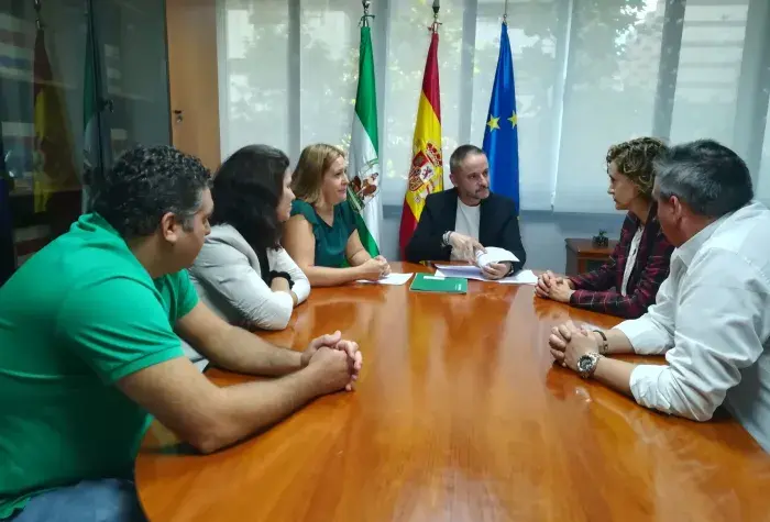 Delegado territorial de conocimiento y empleo y jefa del servicio de industria junto a representantes de x elio.jpg