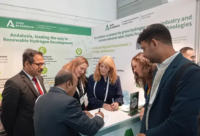 Gente en el stand de Andalucía en la Semana Europa del Hidrógeno Gente en el stand de Andalucía en la Semana Europa del Hidrógeno
