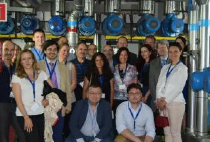 Visita parlamento. grupo con la instalacion.jpg