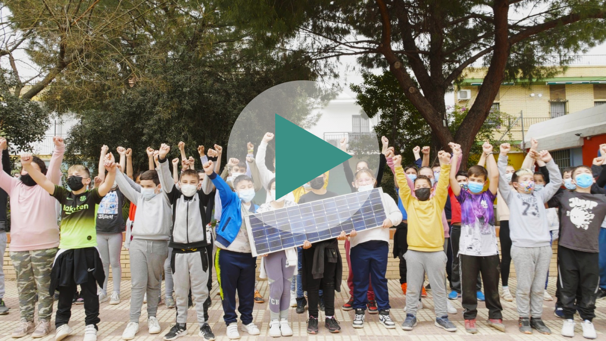 Imagen de niños con un panel solar fotovoltaico